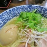 麺や而今 - 水菜や糸唐辛子が良く映えます！