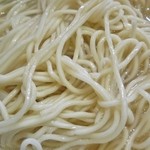 麺や而今 - 麺はややウエーブ掛かった細い麺