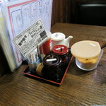 麺や而今 - テーブル上はこんな感じ