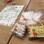 くるるの杜 農村レストラン - 【2015年12月】今年もクリスマスディナーに来ましたぁ、予約席にはウェルカムカード（デカいです）と、お土産のキャラメルラスクがセットでテーブルに置いてあります。