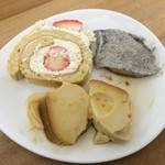 くるるの杜 農村レストラン - 【2015年12月】デザートのスイーツ（左上からイチゴのロールケーキ、黒ごまプリン、カスタードプリン）。