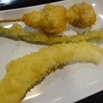 MarukameUDON - マッシュルーム、アスパラ、イカの天ぷらです