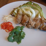 クリヤム - 自家製ソーセージ　パクチー、唐辛子、ショウガ添え