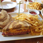 Off the Hook - チキンサンドイッチにはレッドオニオンスローとピーマンが使ってありました、両方ともフレンチフライがたっぷりなんでこれだけでも充分でした。
            