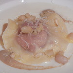 主菜　色んな濃厚チーズ、生ハム、オレンジのラビオリ