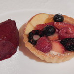 ダ イシザキ - 季節のフルーツタルト＆カシスのシャーベット