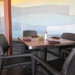 Off the Hook - 私達は４人で訪問させていただきましたが幸いに海際の席に空席があったんで此処で簡単なランチをいただきました。
      