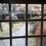 湯の岳庵 - 窓から紅葉が