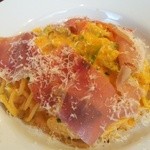 フレッシュトマトのカルボナーラスパゲティ生ハムのせ