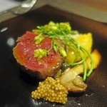 イル アオヤマ - 新保氏による40日熟成牛サーロインの炭火焼
                                