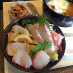 わらべ菜魚洞 - お刺身&炙りの鯛の丼。ランチでいただきました。