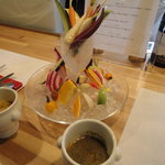 ビストロ 間 - 季節野菜を各地から取り寄せたバーニャカウダ　二種の海の幸のソースで～蟹味噌・雲丹～