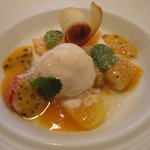 ビストロ 間 - ココナッツのブランマンジェと桃のアイスクリーム　南国のフルーツオレ 