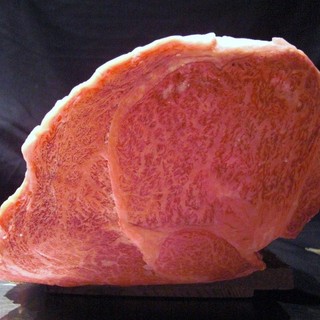 The taste of lean meat and the balance of marbling. Carefully selected high-quality Kyushu Wagyu beef