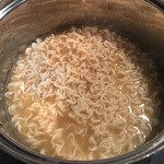 匠の店 佐賀工房 - 450ml の熱湯で乾麺を3分茹で、麺がほぐれたらスープを投入