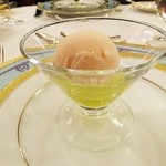 綱町三井倶楽部 - 2015青りんごのジュレを敷いたピンクグレープフルーツのシャーベット