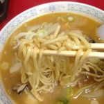 牡蠣味噌ラーメンは中太麺