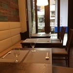 自然派 和食 ダイニング&カフェ SOLA - 一階はテーブル席とカウンター席をご用意しております