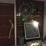 Smoke＆Spice Grow’S - 目指すお店に向かうも時間が早く待ち時間発生。どうしよっか？と向かいにバー！！？？