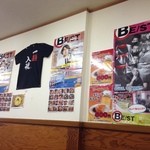 神山 - H.27.12.24.昼 壁には色々な告知等が貼られています、さすが学生街