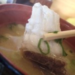 くつろぎ亭ひこべえ  - みそ汁に入っとる魚のアラ♪