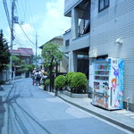 そばきり 日曜庵 - 通りからお店をみた。12時頃は並んでいた