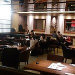 THE CAVE DE OYSTER - THE CAVE DE OYSTER 八重洲店 ＠八重洲地下街 店名は 「CAVE」 ながらホテルのコーヒーショップのような店内