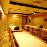 もつ焼 坊っちゃん - 奥側テーブル4名×5席　6名×3席