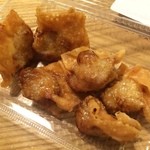 パオパオ - ひとくち揚げ餃子。カリッと揚げられた餃子はビールのアテにもぴったりです(*´-｀*) 