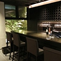 ケンゾーエステイトワイナリー 祇園店 - カウンター奥には坪庭があります