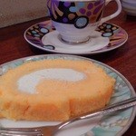 夢や - サツマイモを練ったのを一層巻いたデザートのロールケーキ