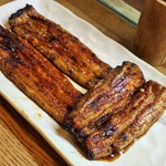 かぶと - (2015.12) 蒲焼き（左：養殖、右：天然）