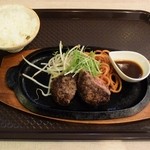 Makanaiya - レアな飛騨牛の「まかないハンバーグ」480円