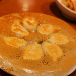 大連餃子基地 DALIAN - はねつき餃子。一粒は小ぶりで親指くいらいの長さです。