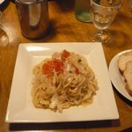 Bar de Espana Mon - サーモンとフレッシュトマトの冷製パスタ＋バケット　900円