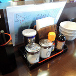 らーめん la.la.la. - 2015年11月29日(日)　店内　カウンター席卓上