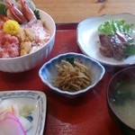 海鮮・話食処 しん - 限定 海の五色丼と赤城牛ハラミ焼き1780円。