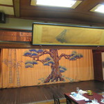 料亭 金鍋 - 立派な松が描かれた舞台♪