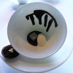 ピエール・ガニェール - チョコレートのムースと黒ゴマのムース、ヨーグルトのグラス
