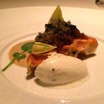 シグネチャー - 黒トリュフのゴーフルとミモレット アンディーヴのカラメリゼ トリュフのクリーム