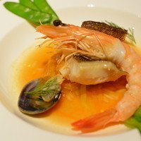 レストラン シンフォニー - 魚料理
                アイナメ 天使の海老
                   アサリのブイヤベース仕立て
                   エストラゴン風味のオイル
                   パスタリゾーニ
