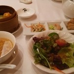 中国料理 桃谷樓 阿倍野賓筵 - 海鮮あんかけ焼そばのセットのスープとサラダと飲茶(前菜は別)