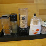 銀の舞 - テーブルの上の調味料(2015年12月)