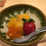 みつ林 - 仕上げのフルーツ