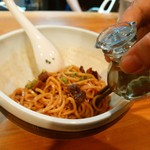 濃厚魚介らぅ麺 純 - 途中でお酢で味を変えます。