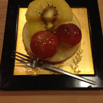 うを徳 - 長野産アリサの葡萄、弘前の林檎小蜜、讃岐ゴールド(キウイ)