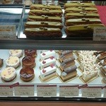 パティスリー ショコラトリー オーディネール - 新作のケーキもキラキラ美しいショーケースその2
