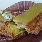 パティスリー ショコラトリー オーディネール - 中のクリームはもちろん、表面のペーストもピスタチオ感がすごい！