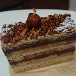 パティスリー ショコラトリー オーディネール - コーヒー風味のバタークリームとガナッシュ、ナッツ香る生地が一体感抜群！プラリーヌカフェ460円