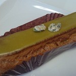 パティスリー ショコラトリー オーディネール - まったり濃厚なピスタチオ感満載！エクレールピスターシュ320円